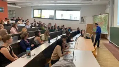 Sebastian Cobarrubias presenta su investigación sobre cartografía de la migración en la Universidad de Graz