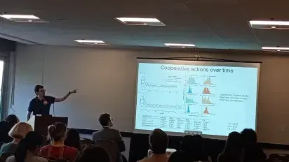 Henrique Ferraz presentó en NetSci 2026 un estudio sobre IA y comportamiento social