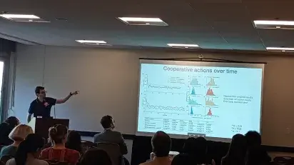 Henrique Ferraz presentó en NetSci 2026 un estudio sobre IA y comportamiento social